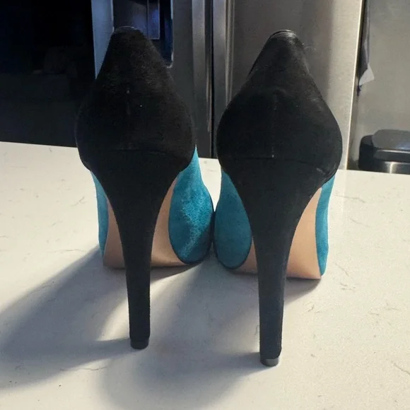 BCBGeneration size 9M Teal Blue, light bluebUltra suede Color block Pumps - Picture 12 of 12